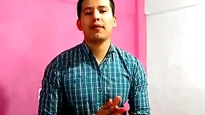 Barbero le dio sexo oral a cliente con verga grande en su salon. le lleno la boca de leche