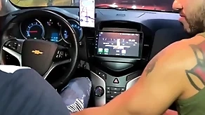 Motorista de uber ganha mamada thimbleful carro e pede pra fuder minha bunda em casa ( brunohot25 )