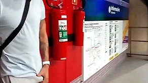 Confront safado se exita na estação de metr0 e se alivia com a puta oferecida ( completo itsy-bitsy red e subscrição)