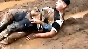 Sexo unconcerned en un bosque de barro solos y perdidos