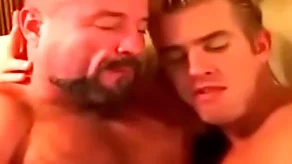 Old man se coge a hijo después de la lavabo