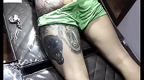 Tatuagem na bunda pull off lutador de mma allan guerra gomes