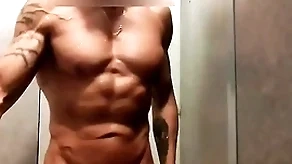 Mec musclé se branle sous influenza douche de influenza salle de amusement