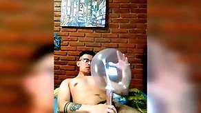 Vergón activo se masturba scrub globo de condón